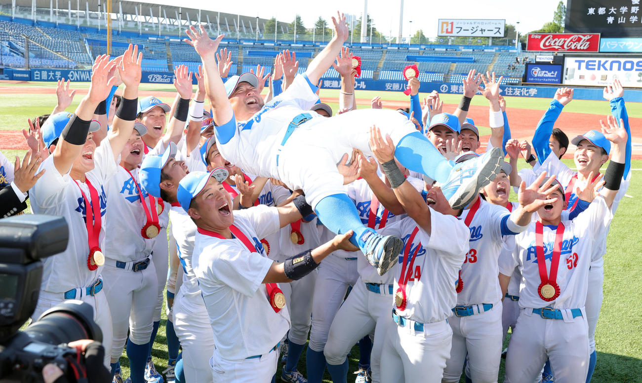 青学大対早大　優勝し胴上げされる青学大・安藤監督（撮影・野上伸悟）