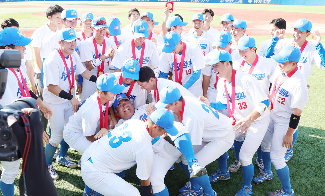 青学大対早大　優勝し胴上げされる青学大・安藤監督だったが、最後は選手が支えきれず？（撮影・野上伸悟）