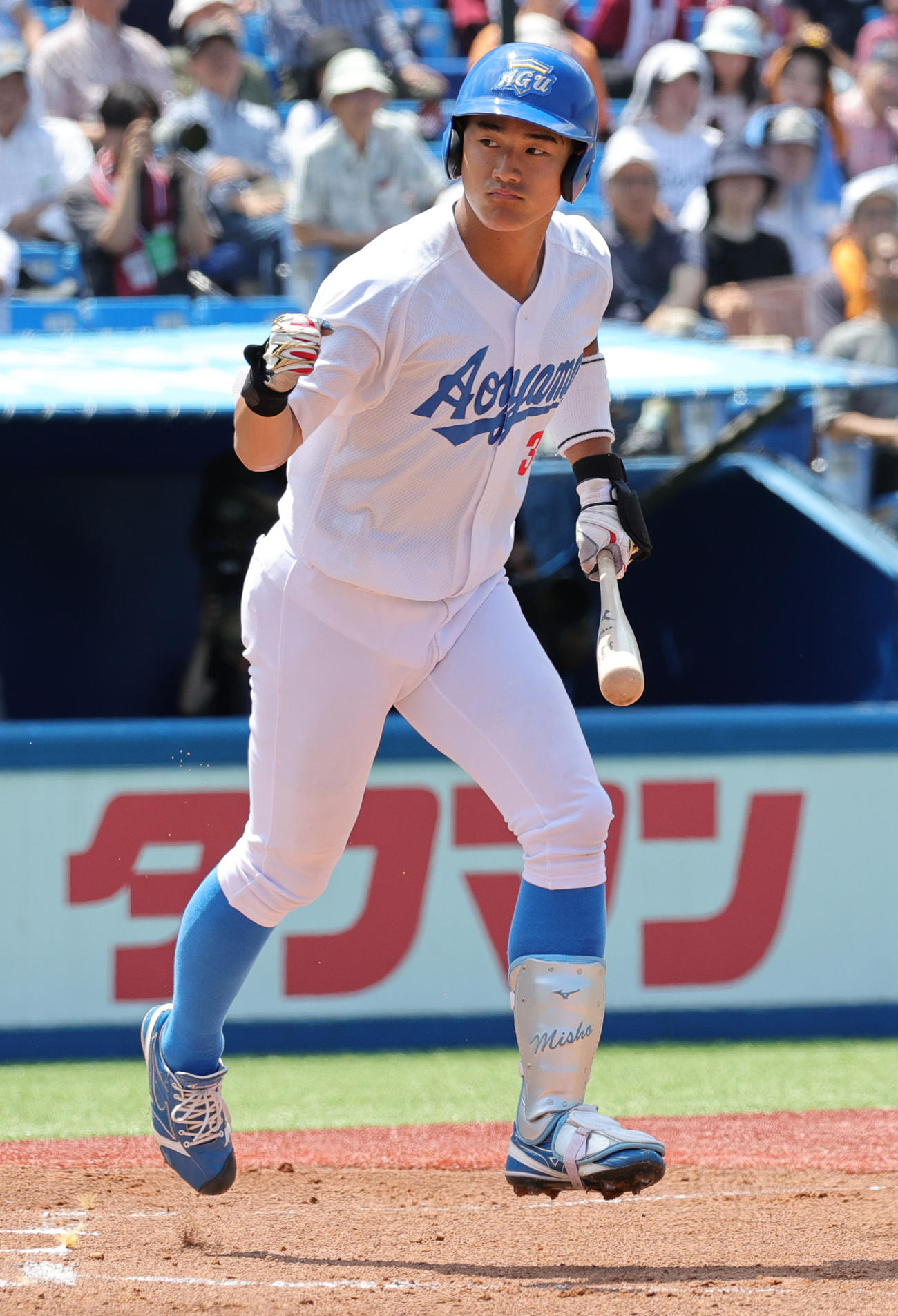 青学大対早大　1回表青学2死一塁、四球を選びガッツポーズの西川（撮影・野上伸悟）