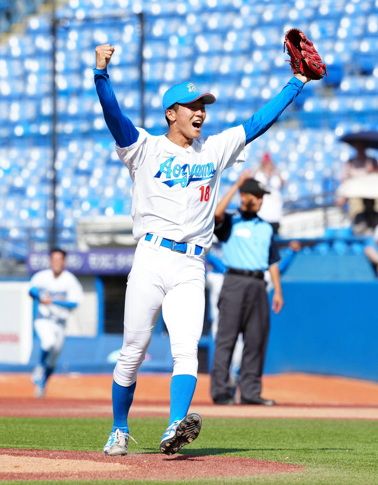 青学大対早大　優勝を飾りガッツポーズを決める青学大・鈴木（撮影・たえ見朱実）