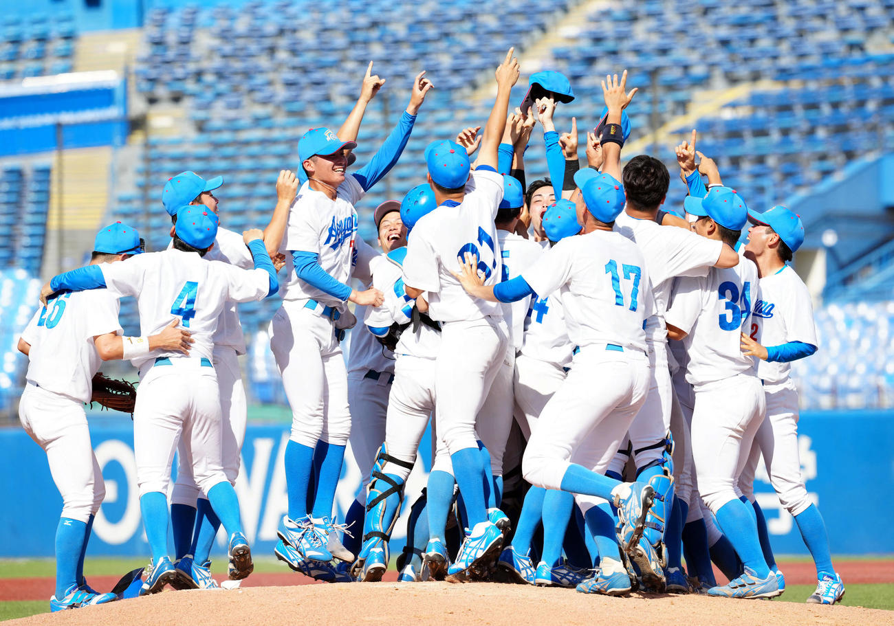青学大対早大　優勝を飾り喜ぶ青学大ナイン（撮影・たえ見朱実）
