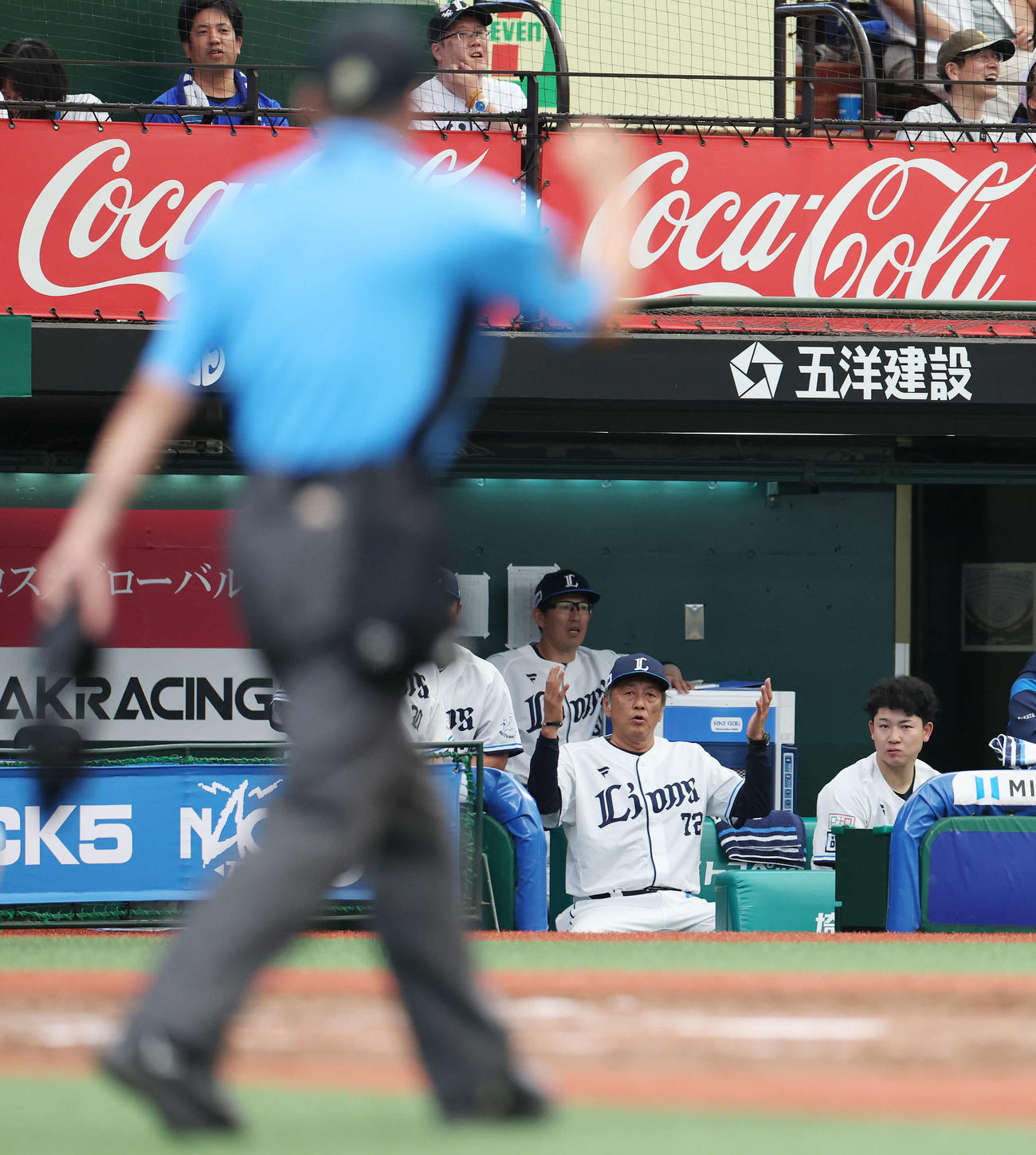西武対DeNA　8回裏西武1死、リクエストの結果源田が二ゴロに倒れ不満を表す渡辺GM兼監督代行（右から2人目）（撮影・宮地輝）