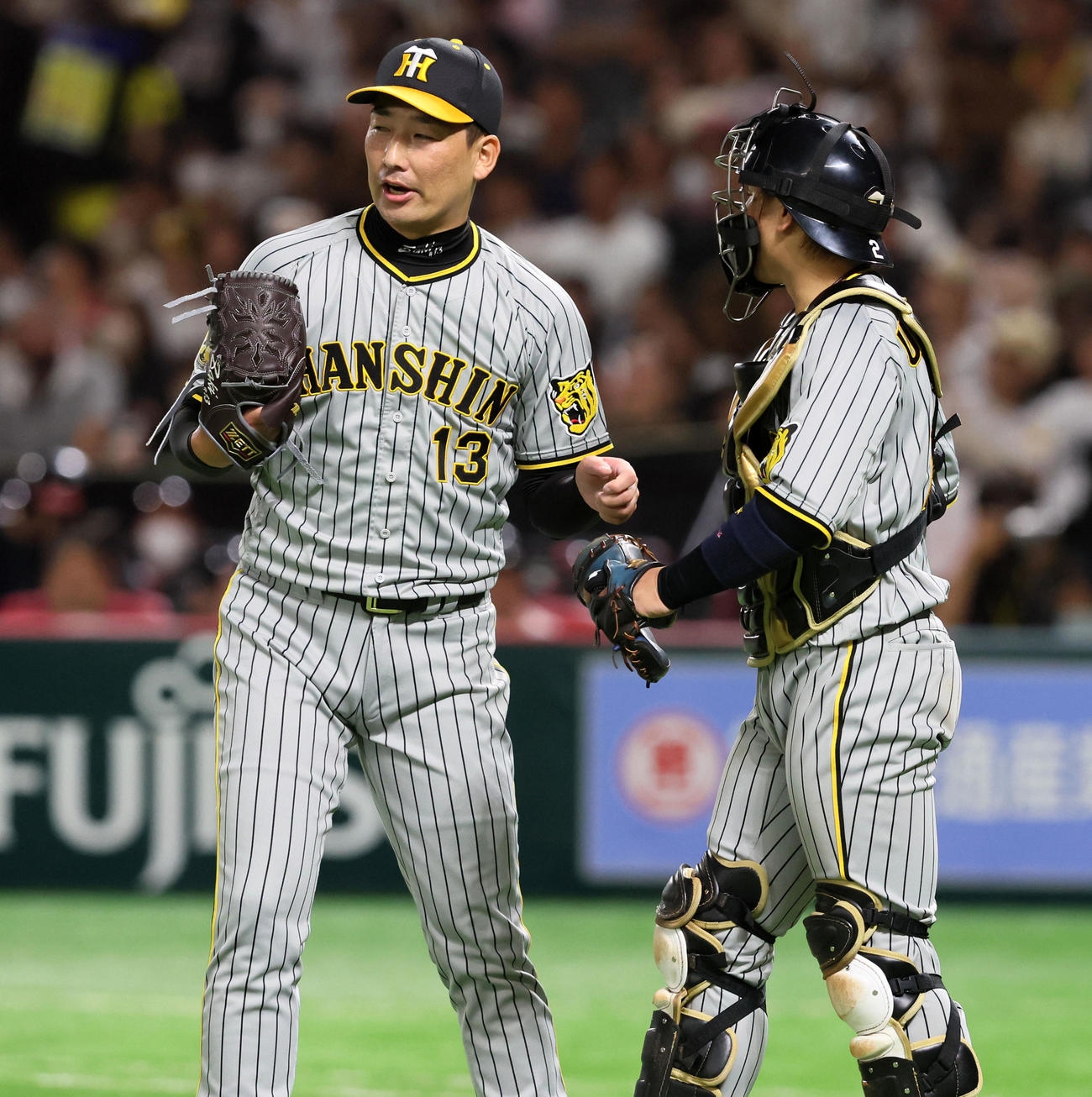 ソフトバンク対阪神　ソフトバンクに勝利し梅野（右）とタッチする岩崎（撮影・加藤哉）