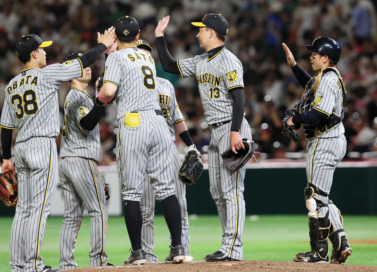 ソフトバンク対阪神　ソフトバンクに勝利しマウンドでタッチする梅野（右）ら阪神ナイン（撮影・加藤哉）