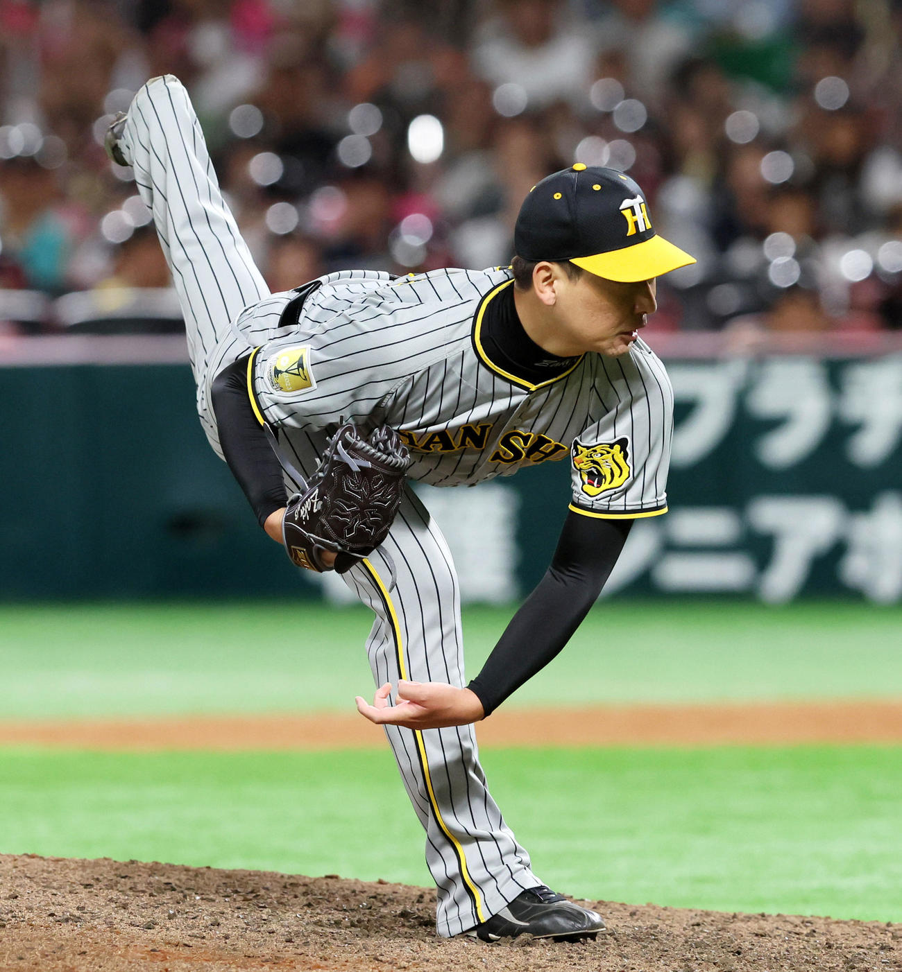 ソフトバンク対阪神　阪神3番手で登板する岩崎（撮影・加藤哉）