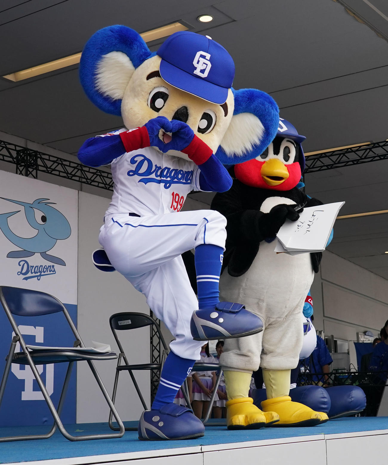 5月26日、試合前、特設会場のD－STAGEに登場しファンを楽しませる（左から）ドアラ、つば九郎