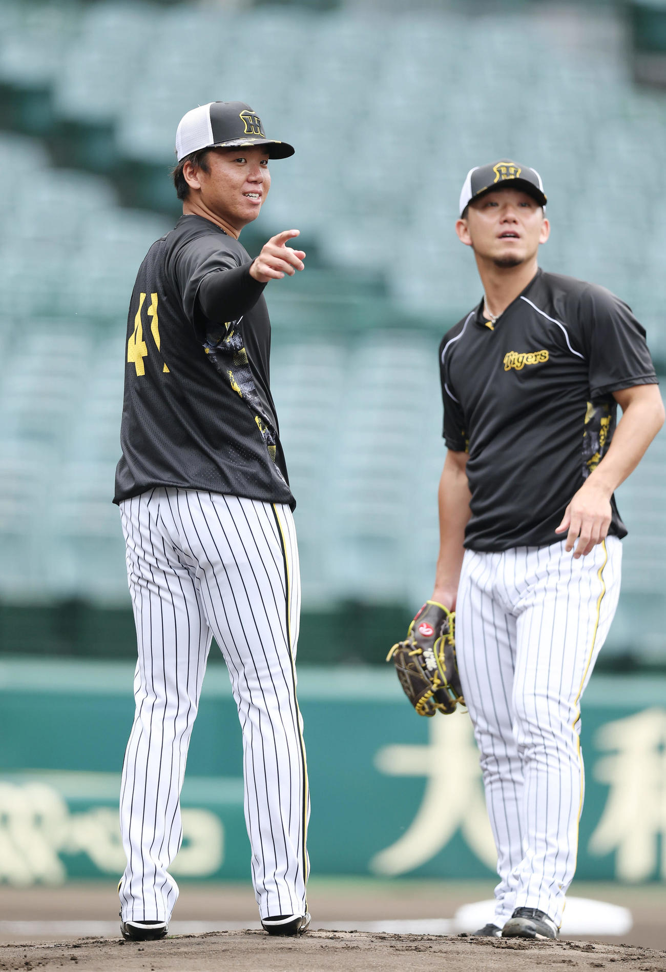 投内連係を行う阪神村上（左）と伊藤将（撮影・前田充）