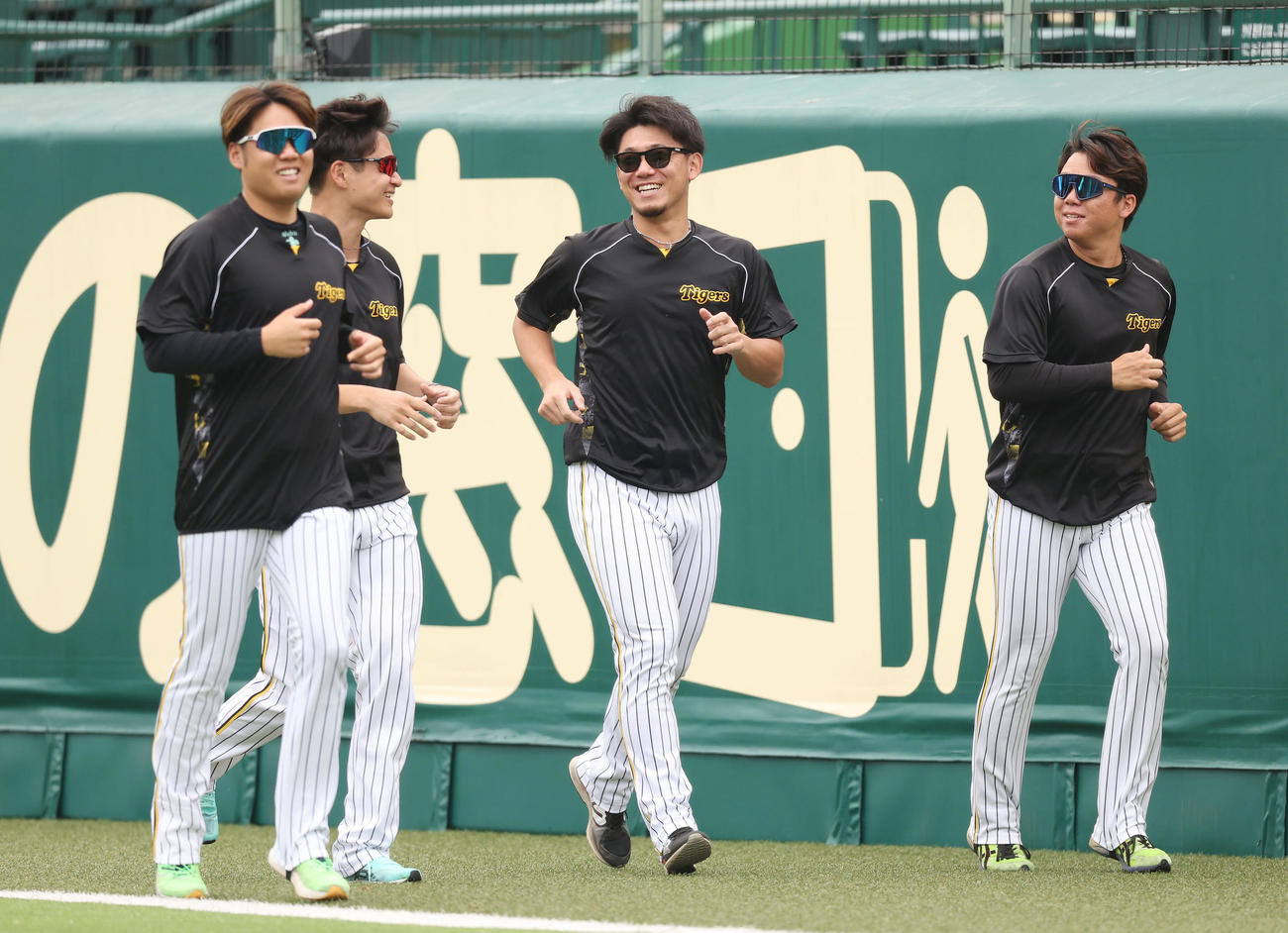 談笑しながらランニングする、左から阪神西勇、大竹、伊藤将、村上（撮影・前田充）