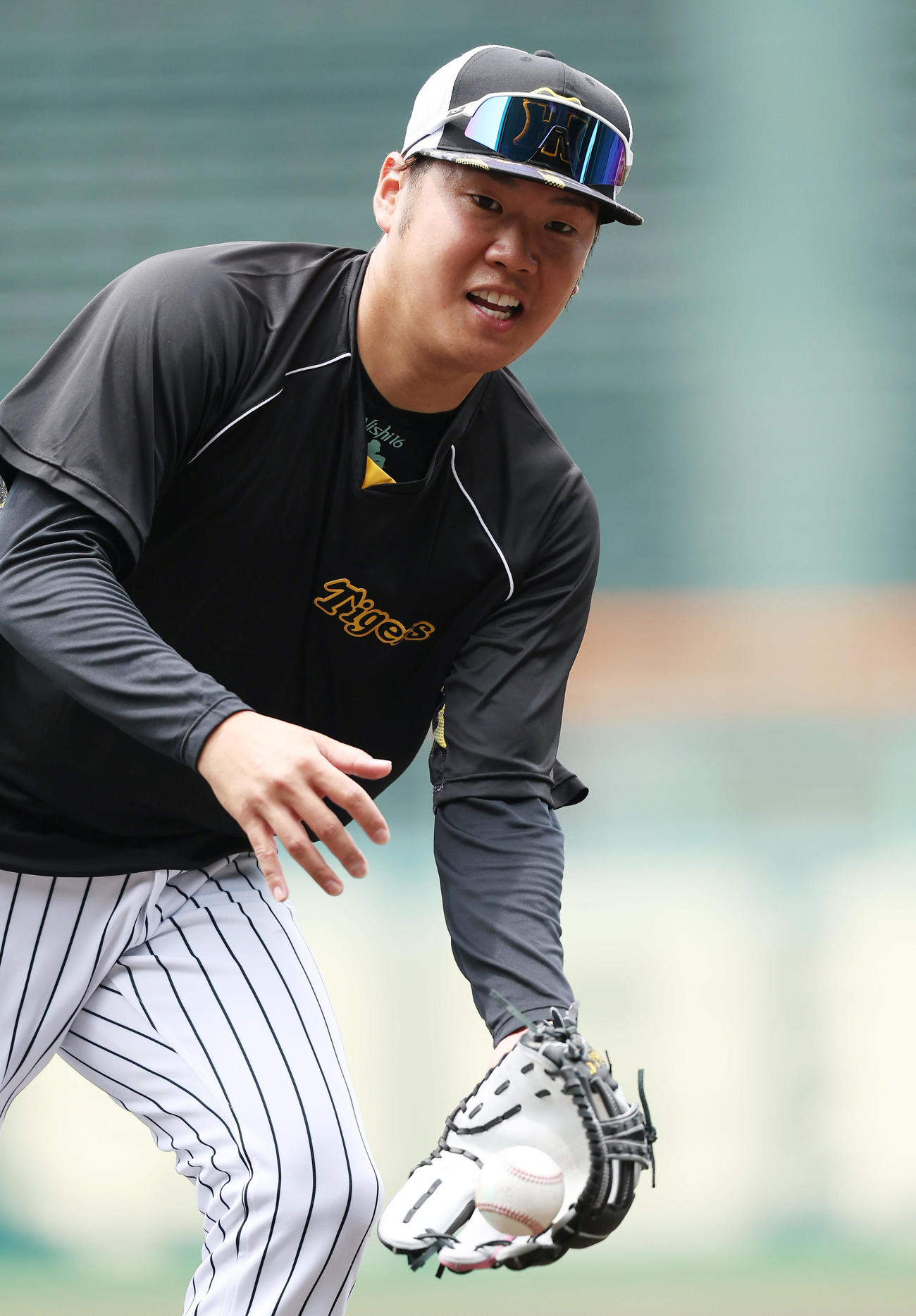 投内連係でグラブトスする阪神西勇（撮影・前田充）