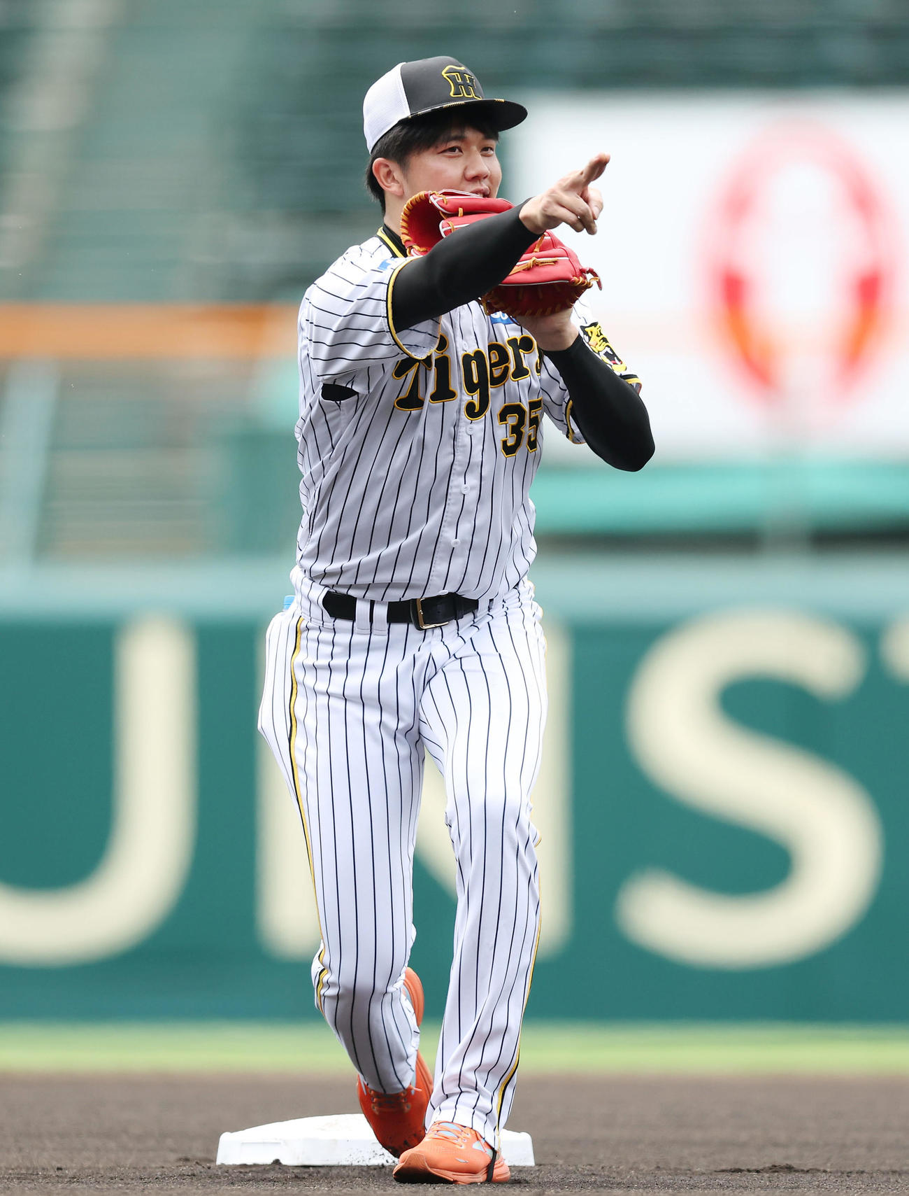 投内連係で二塁に入る阪神才木（撮影・前田充）