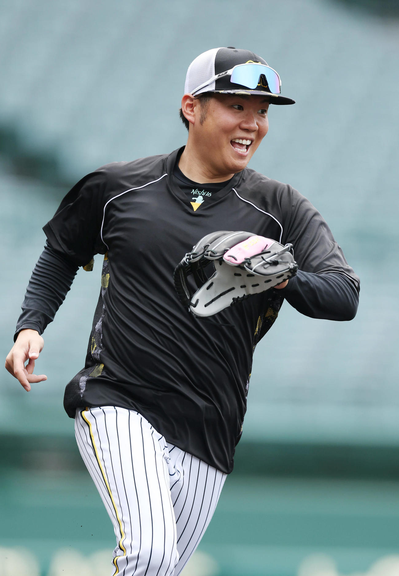 投内連係で笑顔を見せる阪神西勇（撮影・前田充）