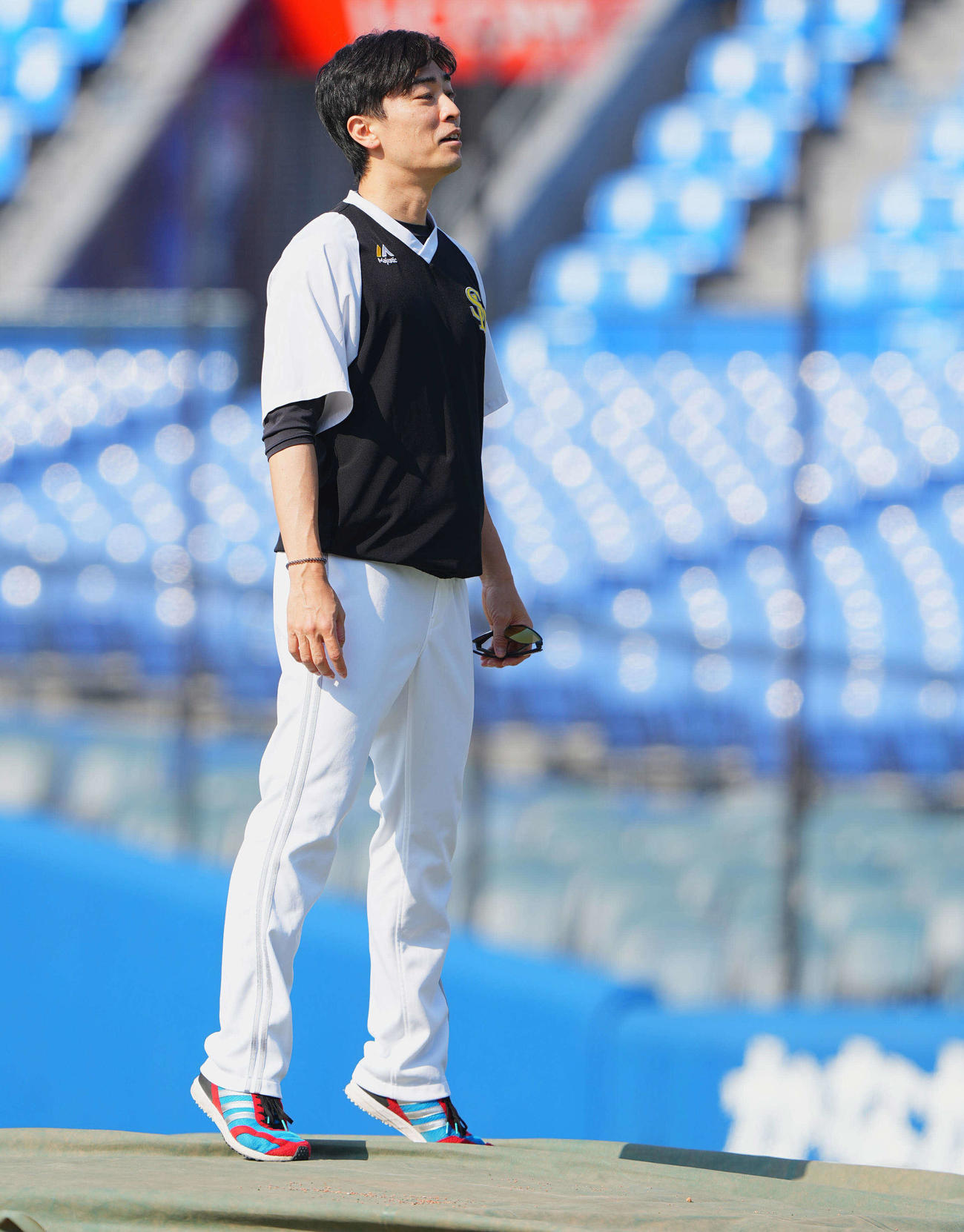 DeNA対ソフトバンク　試合前、横浜スタジアムのマウンドを確認するソフトバンク和田（撮影・垰建太）