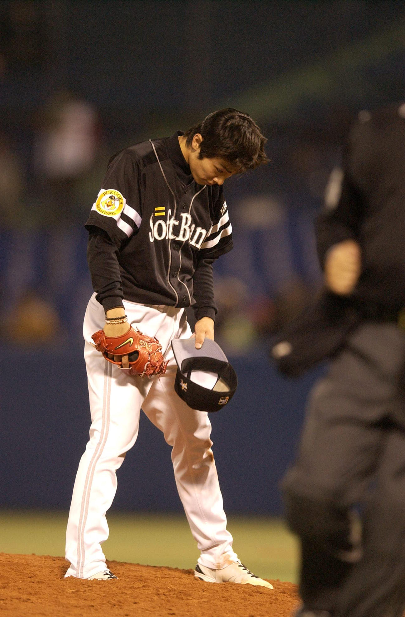 05年5月8日、完投勝利を飾った和田毅は帽子をとっておじぎする