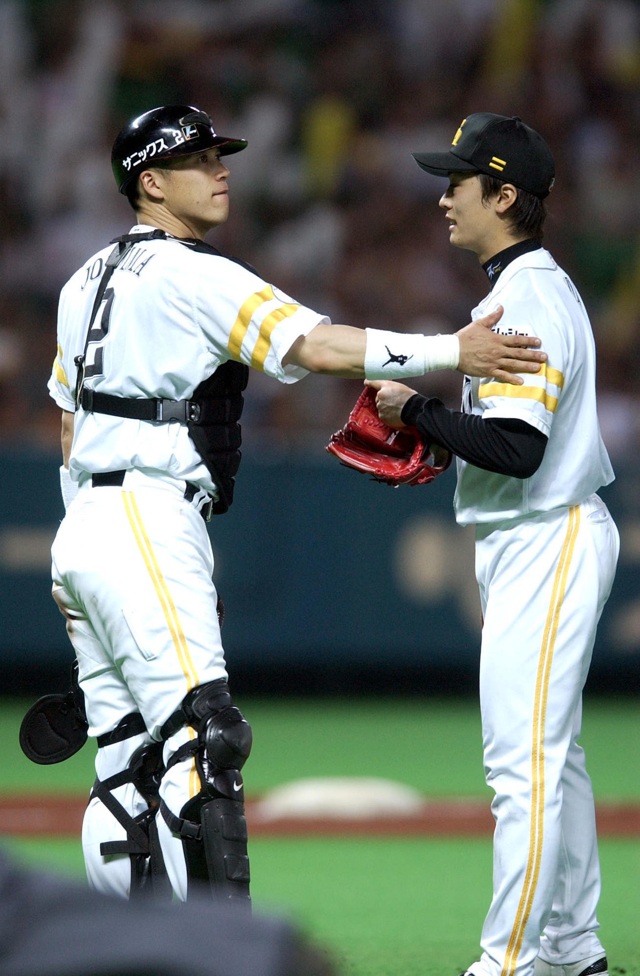 05年6月11日、7勝目を飾った和田毅は城島健司とマウンドで笑顔を見せる