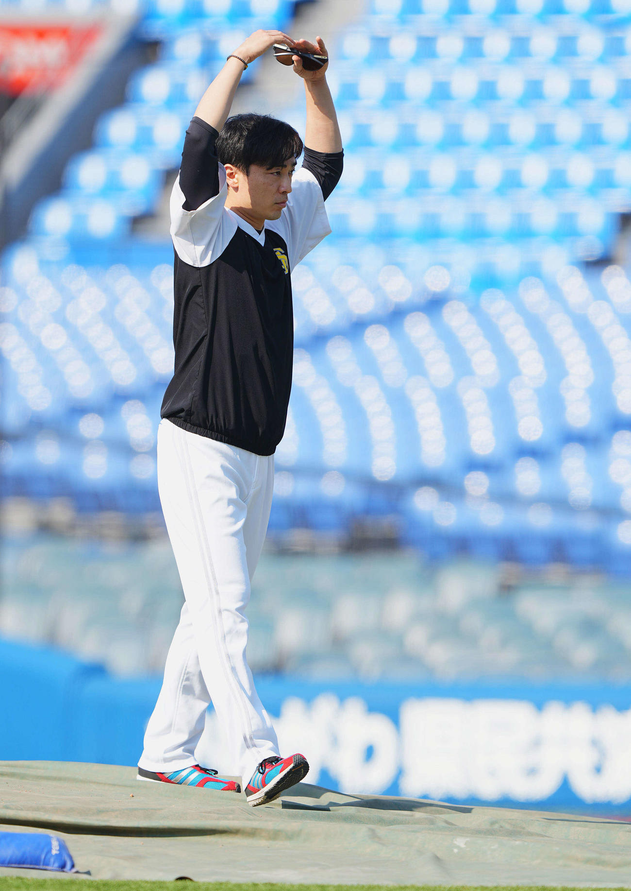 DeNA対ソフトバンク　試合前、横浜スタジアムのマウンドを確認するソフトバンク和田（撮影・垰建太）