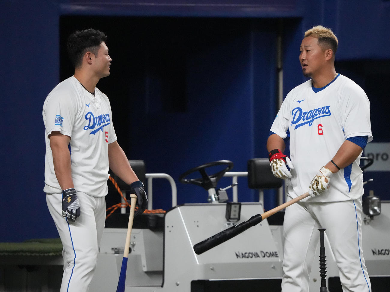 試合前、言葉を交わす（左から）細川と中田（2024年4月2日撮影）