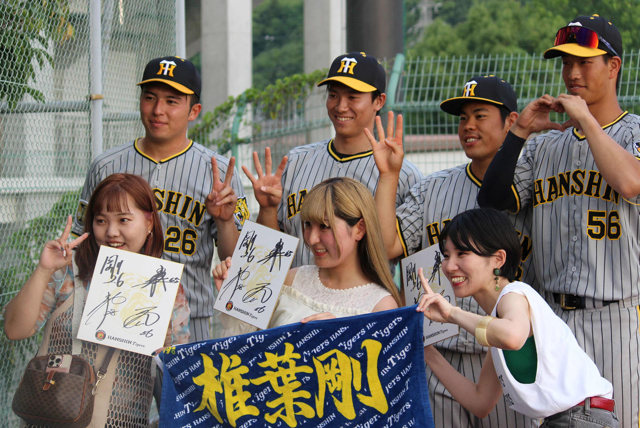 四国IL・徳島戦後の「ミート＆グリート」でファンと記念撮影する阪神の選手たち、後列左から椎葉、湯浅、鈴木、百崎（撮影・佐井陽介）