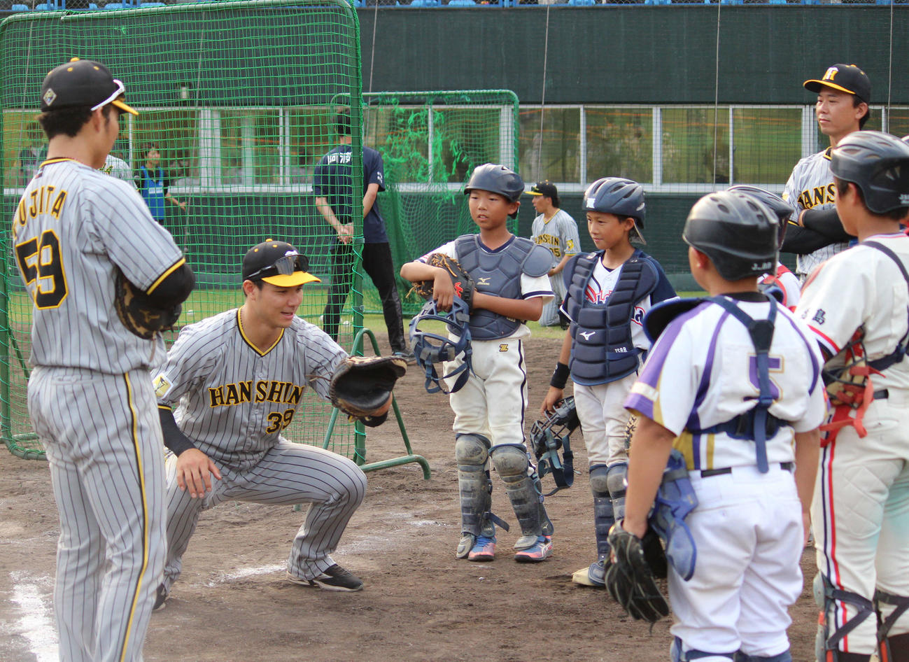 阪神栄枝は四国IL・徳島戦後の野球教室でキャッチングを指導（撮影・佐井陽介）