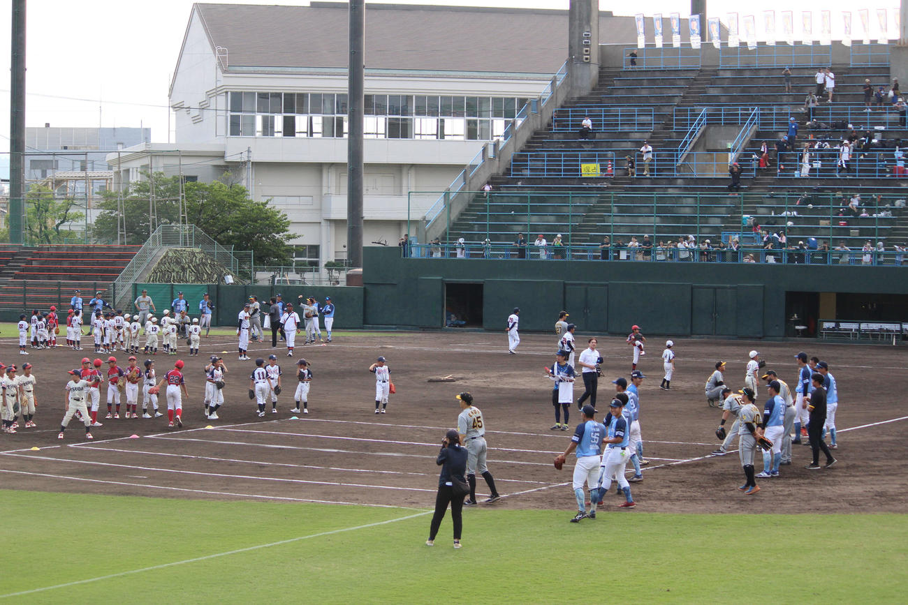 阪神ナインと子供たちは四国IL・徳島戦後の野球教室でキャッチボールクラシックを行った（撮影・佐井陽介）