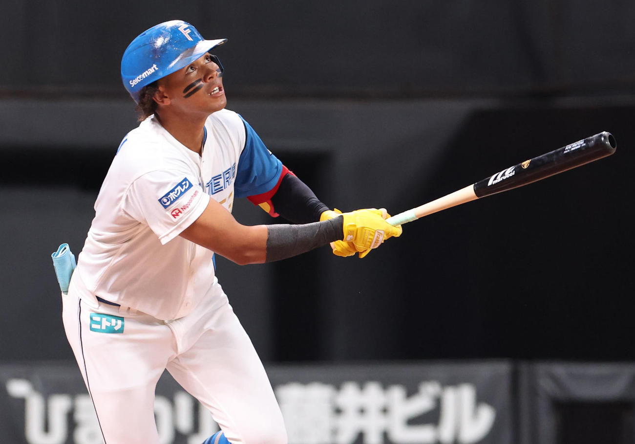 14日の巨人戦で本塁打を放つ水谷瞬