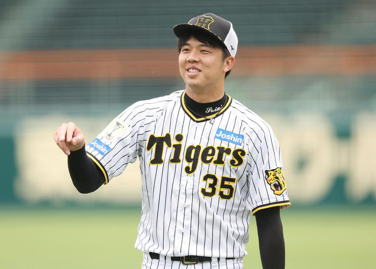 キャッチボールの合間に笑顔を見せる阪神才木（撮影・前田充）