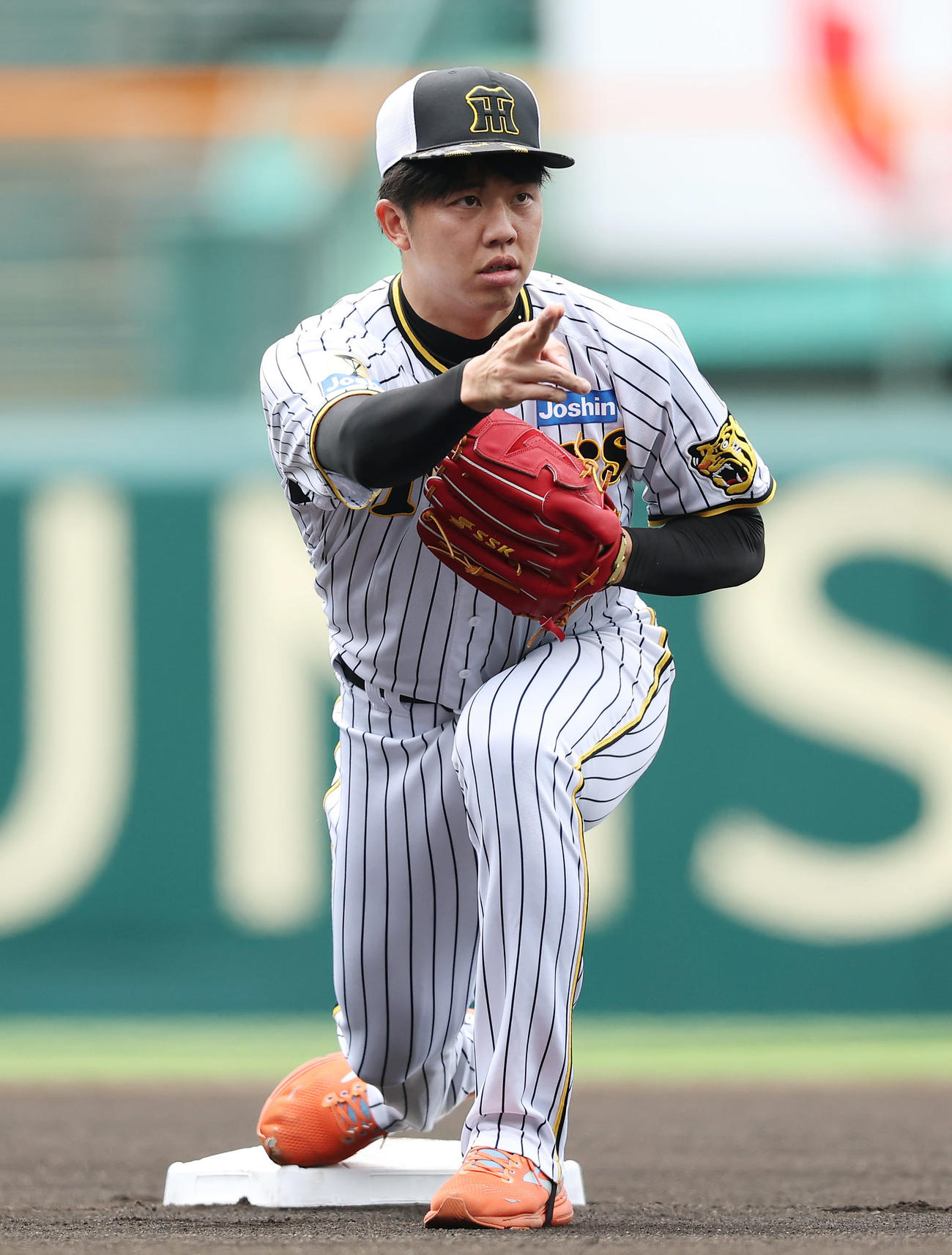投内連係で二塁に入る阪神才木（撮影・前田充）