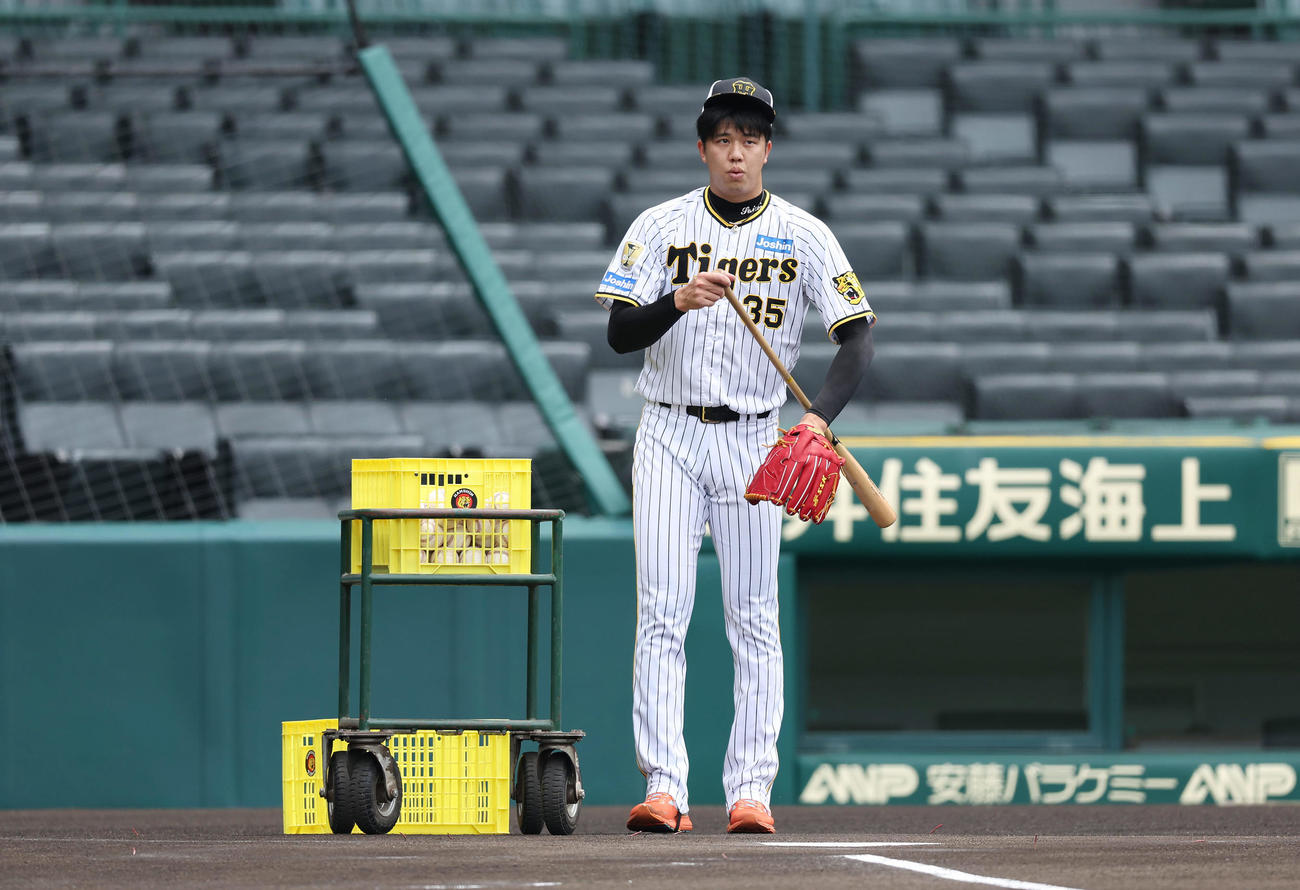 投内連係の準備をする阪神才木（撮影・前田充）
