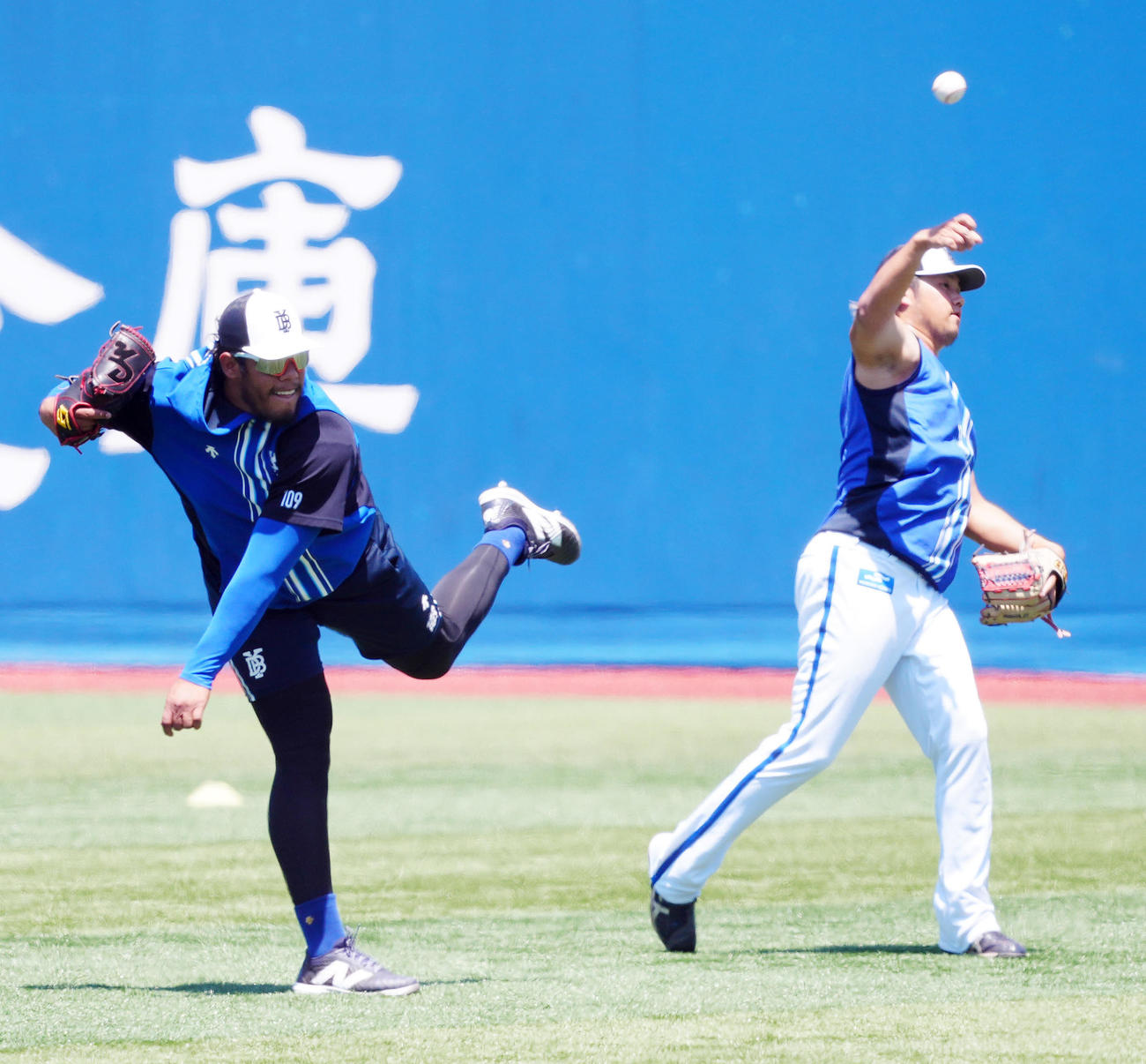 試合前練習でキャッチボールするDeNAディアス（左）と堀岡（2024年6月8日撮影）