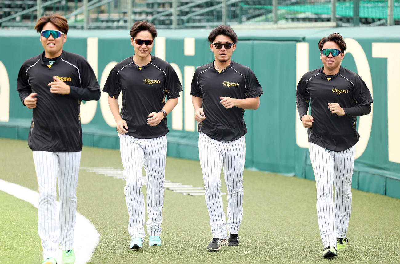 言葉を交わしながらランニングする、左から阪神西勇、大竹、伊藤将、村上（撮影・前田充）