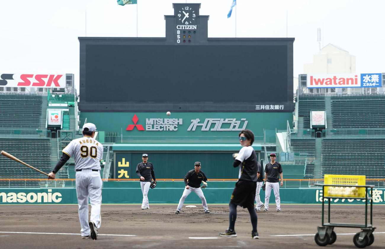 投内連係を行う阪神村上（中央）ら（撮影・前田充）