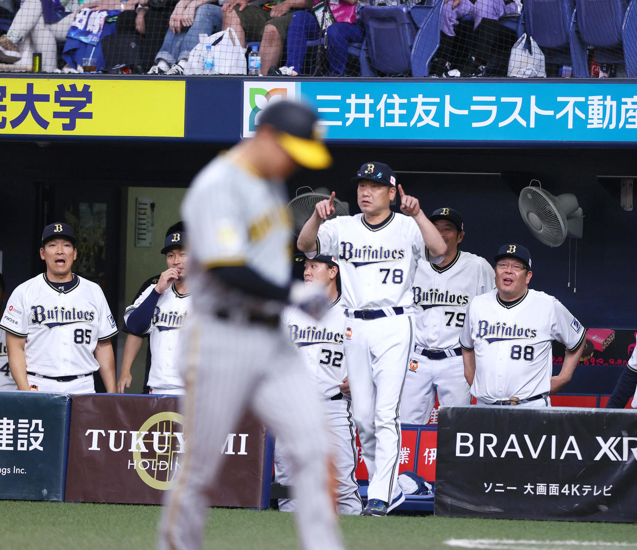 6月13日のオリックス対阪神3回戦　4回表阪神1死二、三塁、梅野の遊野選で三走原口が生還したプレーに対しリクエストするオリックス中嶋監督（右から3人目）