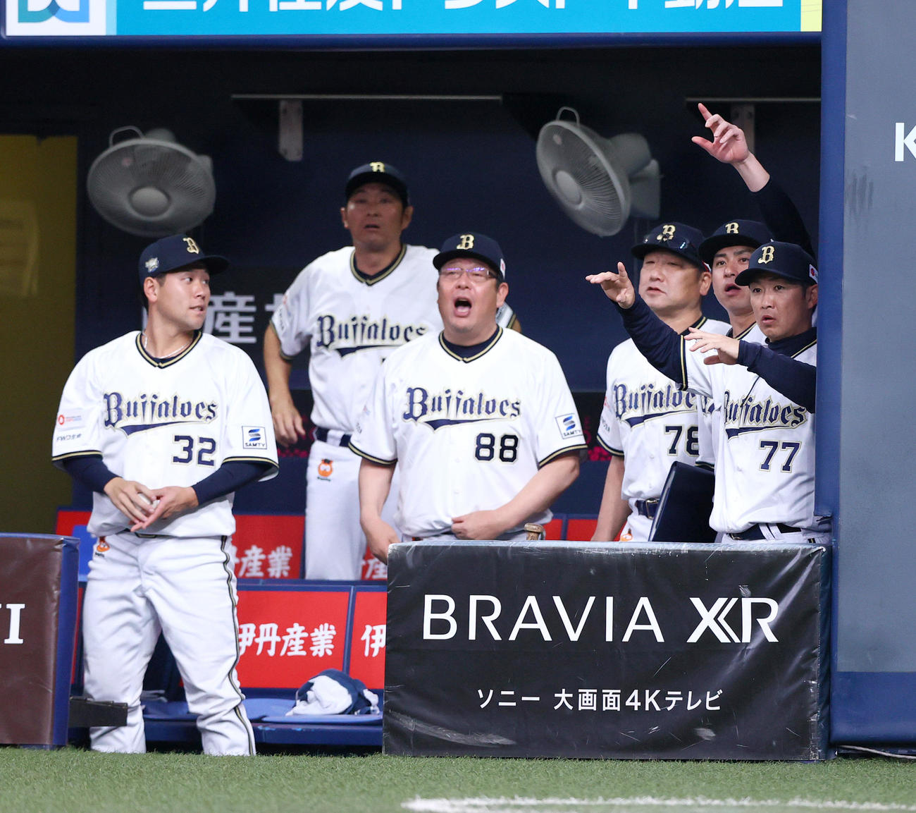 6月13日のオリックス対阪神3回戦　4回表阪神1死二、三塁、梅野の遊野選で三走原口が生還したプレーに対しリクエストするオリックス中嶋監督（右から3人目）ら