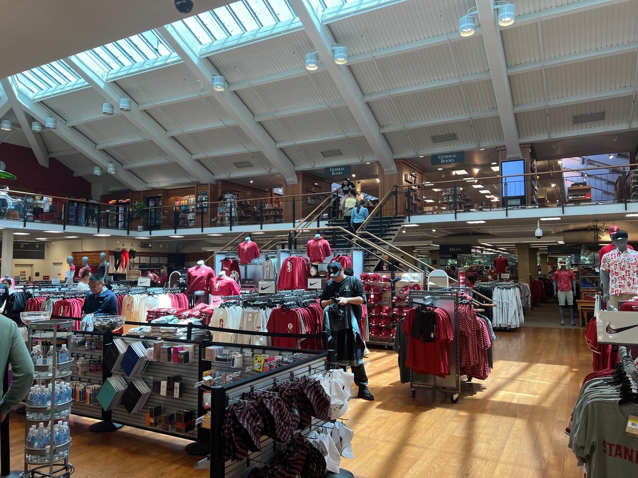 5月、スタンフォード大の広大な店舗にはスタンフォードグッズが山のように販売（撮影・金子真仁）