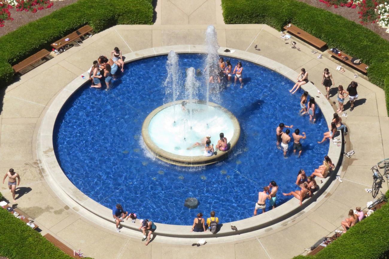 5月、スタンフォード大の学生たちが水浴びする構内の噴水（撮影・金子真仁）