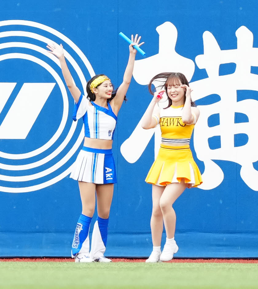 DeNA対ソフトバンク　4回裏終了後、リレー対決でソフトバンクの「ハニーズ」（右）に勝利したDeNAの「diana」（撮影・江口和貴）