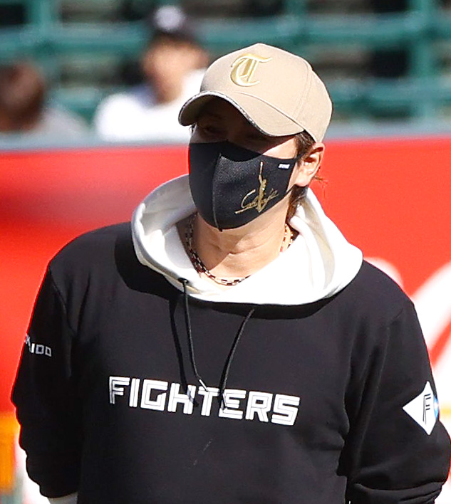 阪神対日本ハム　試合前の練習を確認する日本ハム新庄監督　帽子は阪神のT？　剛志のT？（撮影・上山淳一）