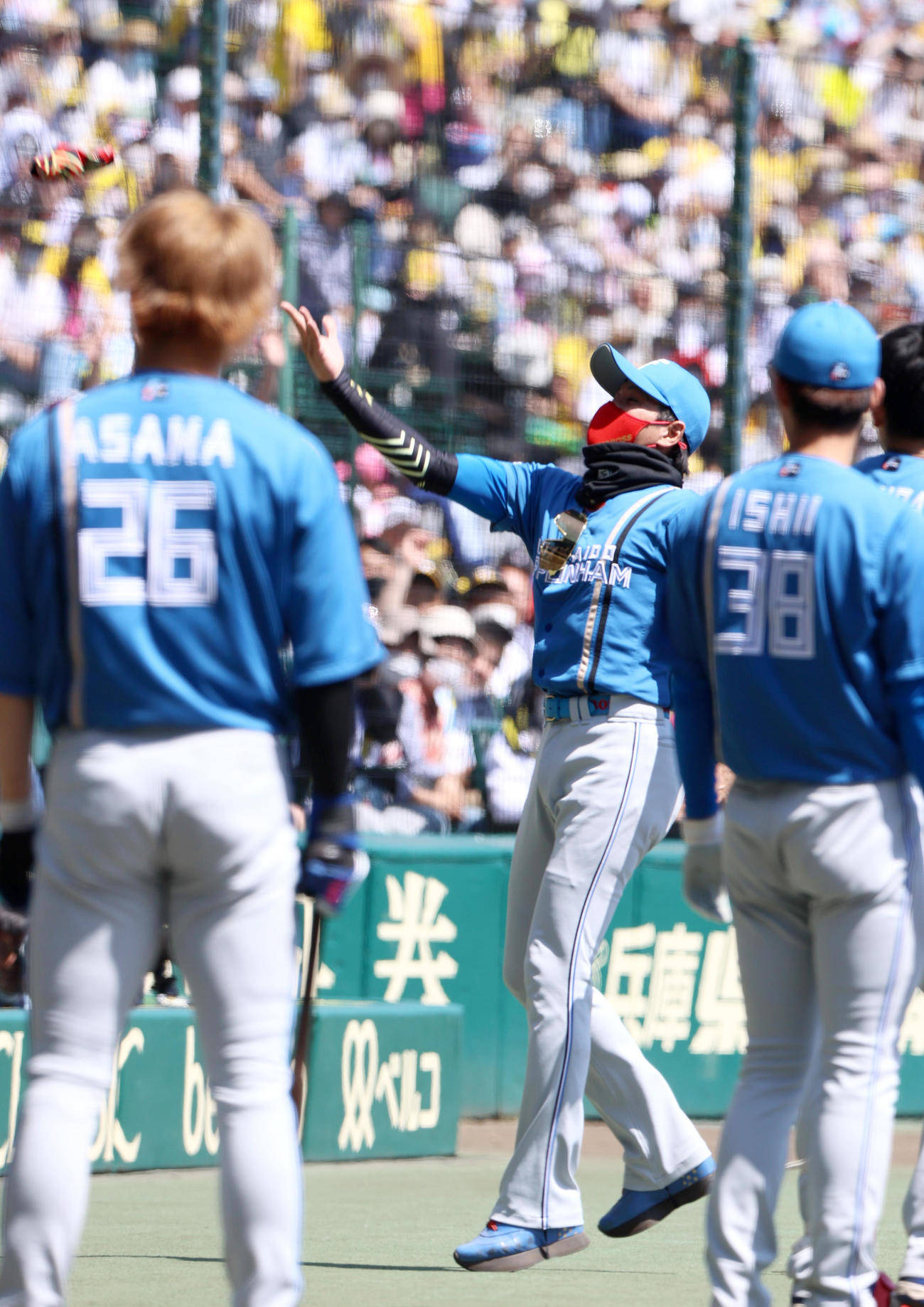 2022年6月4日、阪神対日本ハム　試合前、リストバンドをはずし、スタンドのファンにプレゼントする日本ハム新庄監督