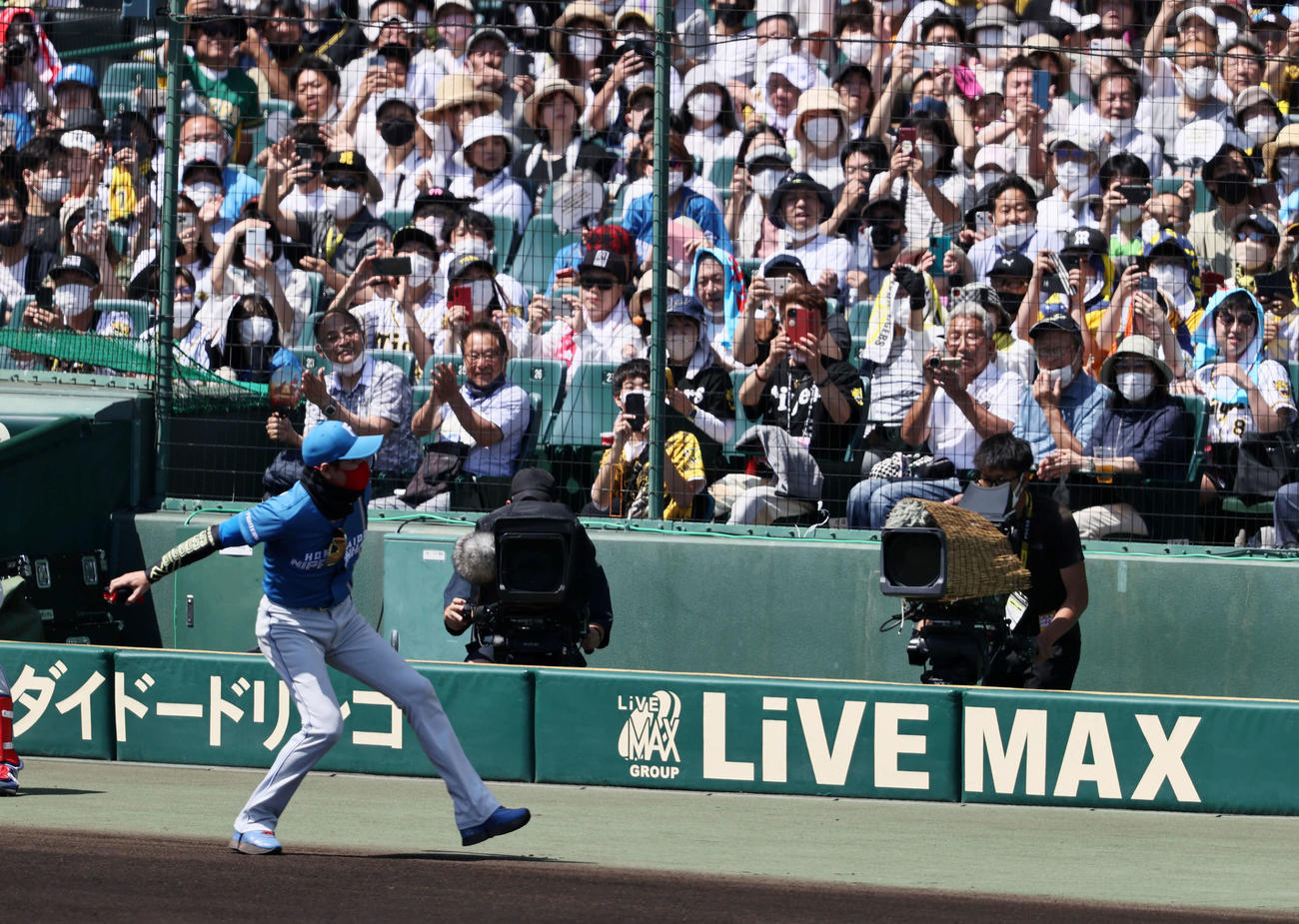 2022年6月4日、阪神対日本ハム　メンバー表交換を終えスタンドにリストバンドを投げ入れファンにプレゼントする新庄監督