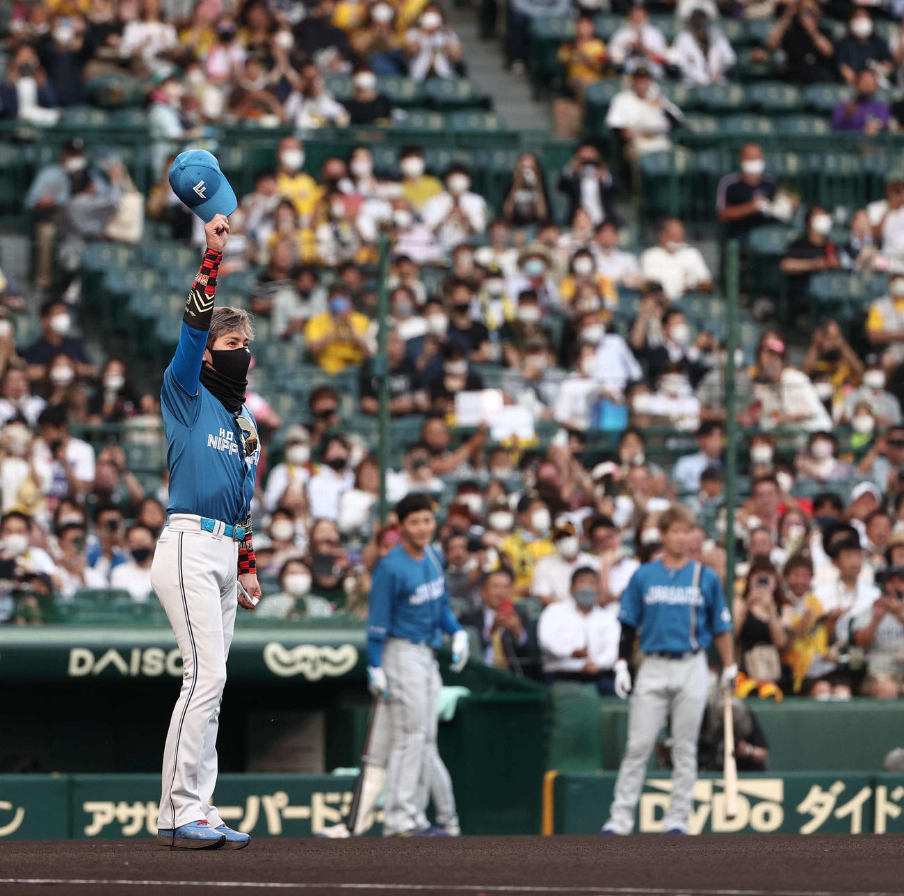 2022年6月3日、阪神対日本ハム　メンバー交換後、ファンに向かってあいさつする日本ハム新庄監督