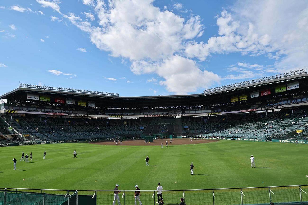 阪神対日本ハム　快晴の甲子園で練習する日本ハムナイン（撮影・上田博志）