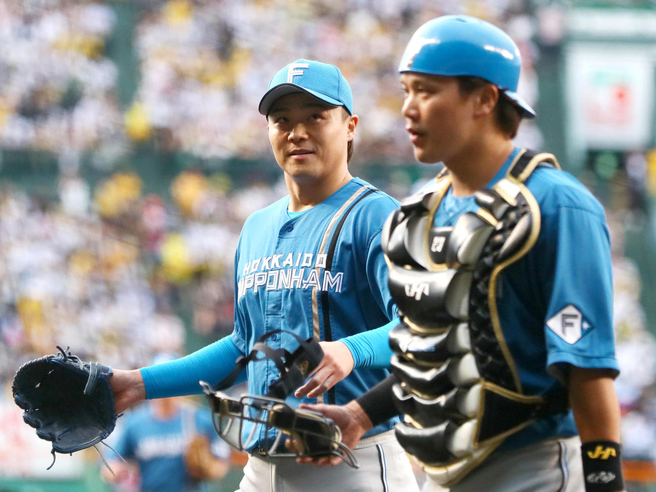 日本ハム山崎福也（左）と伏見寅威（2024年5月撮影）