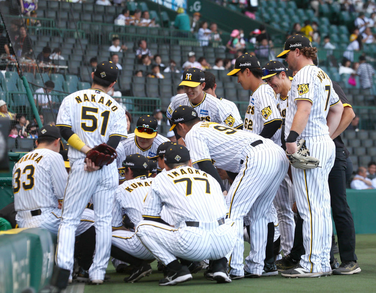 阪神対日本ハム　試合前、ベンチの前で円陣を組む阪神ナイン（撮影・上山淳一）