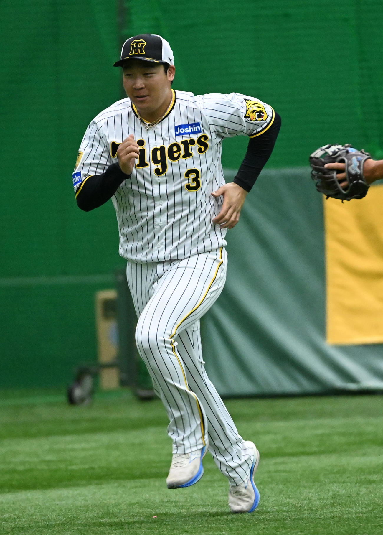 笑顔でダッシュを行う大山（撮影・前岡正明）