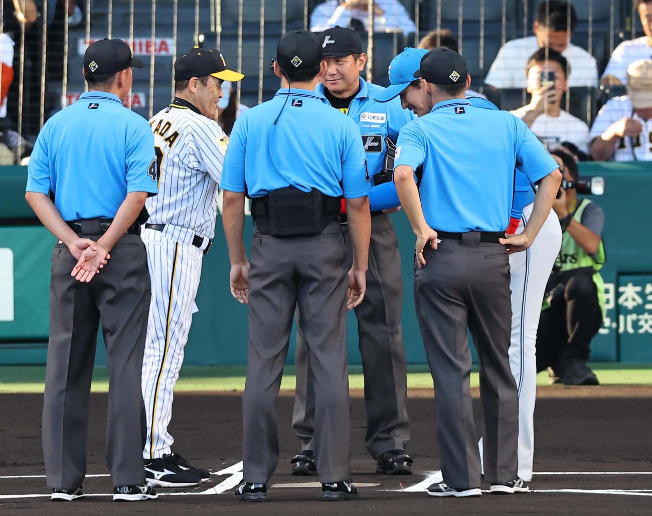 阪神対日本ハム　握手を交わす岡田監督（左から2人目）と新庄監督（撮影・上田博志）