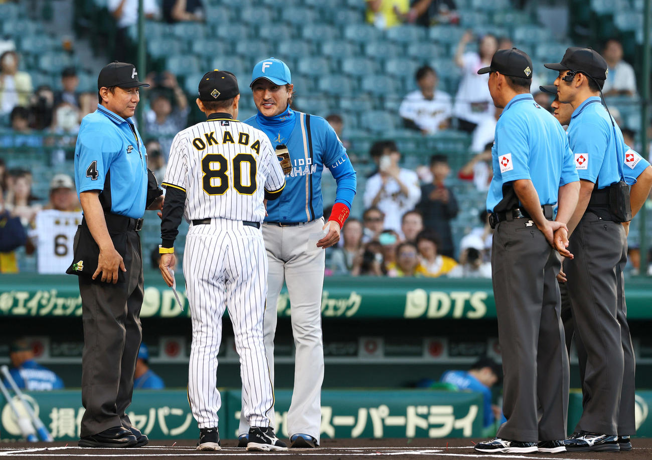 阪神対日本ハム　メンバー表の交換をする日本ハム新庄監督（左から3人目）と阪神岡田監督（手前）（撮影・上山淳一）