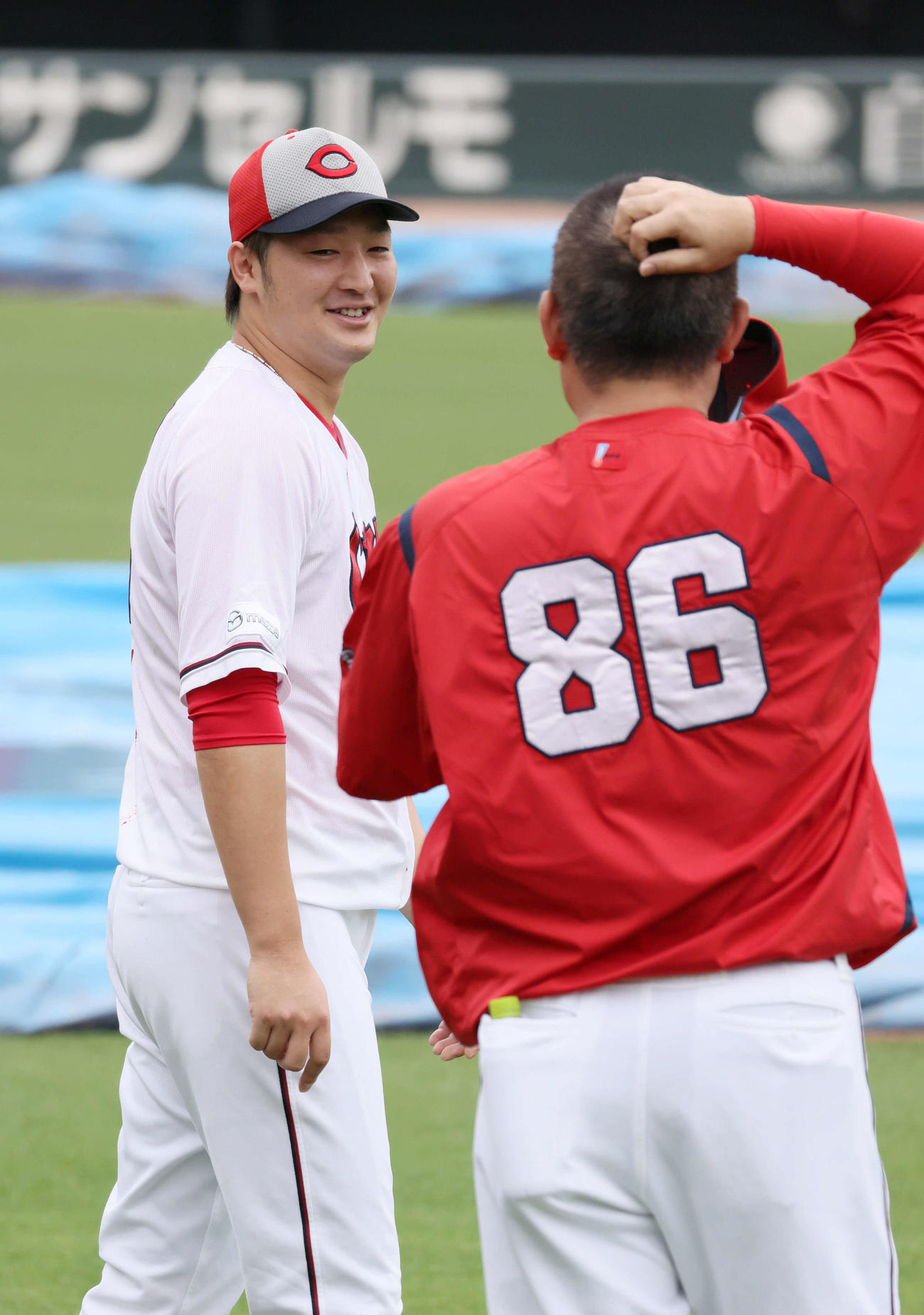 投手指名練習中、笑顔をみせる広島床田（撮影・加藤孝規）