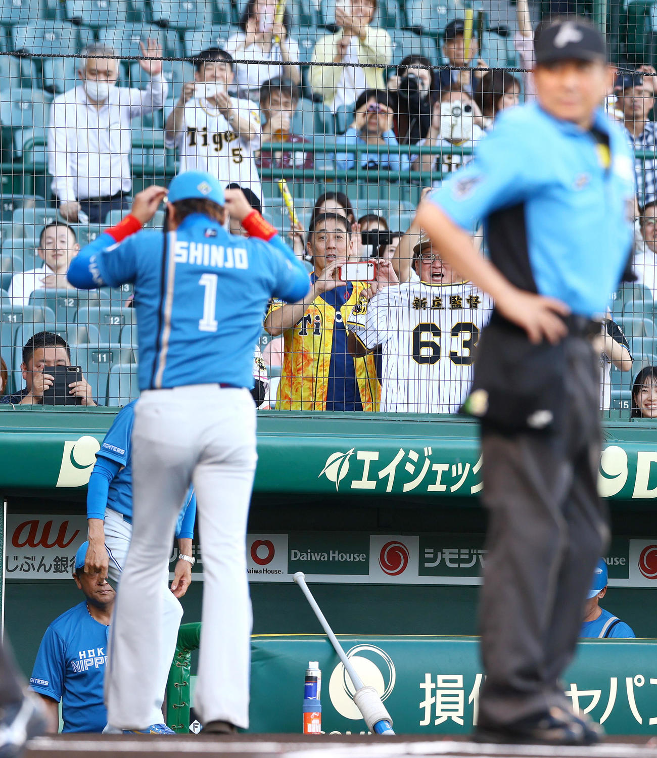 阪神対日本ハム　メンバー表の交換を終えた新庄監督に向かってユニホームを掲げるファン（撮影・上山淳一）