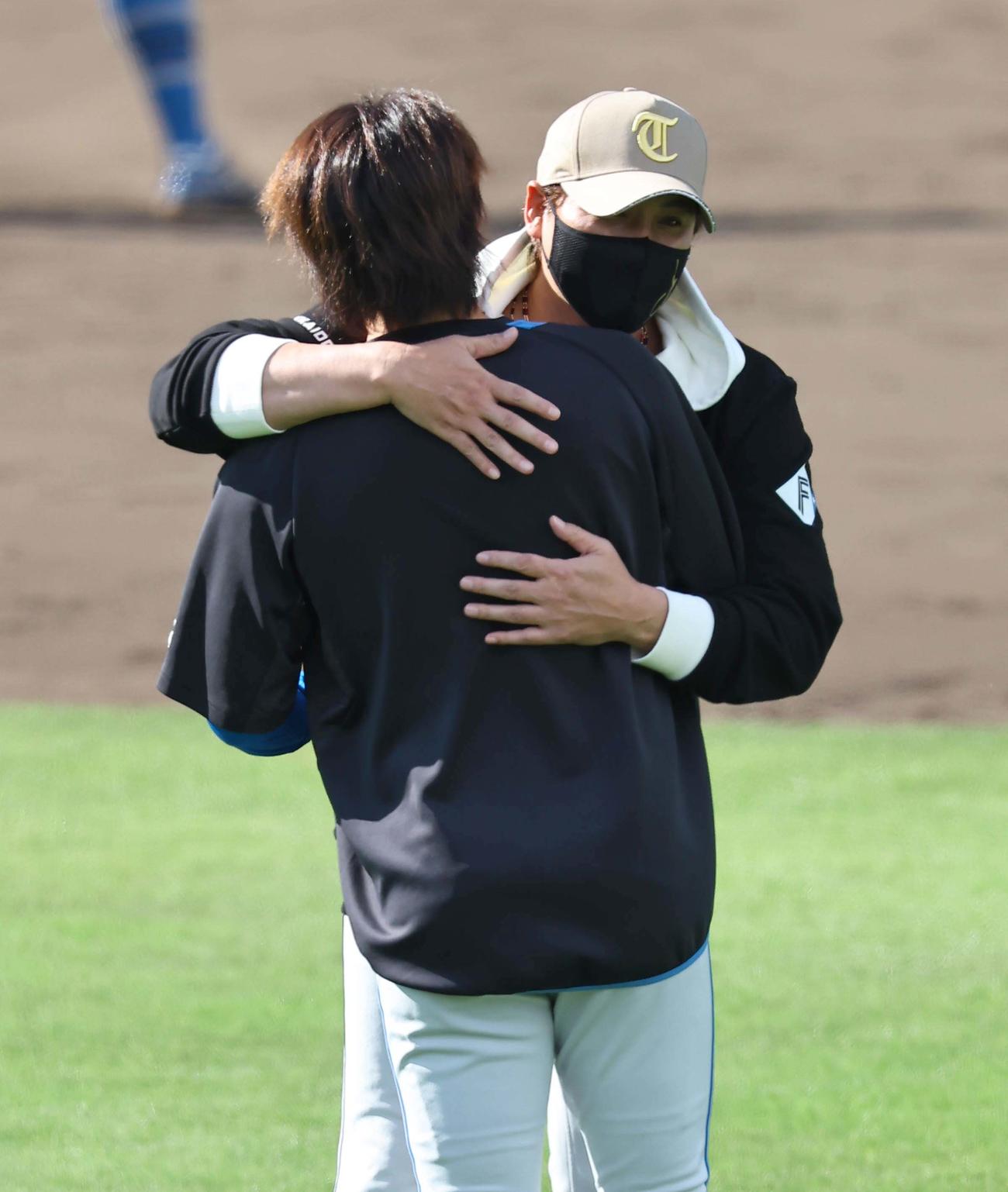 阪神対日本ハム　宮西（左）を抱擁で出迎える新庄監督（撮影・上田博志）