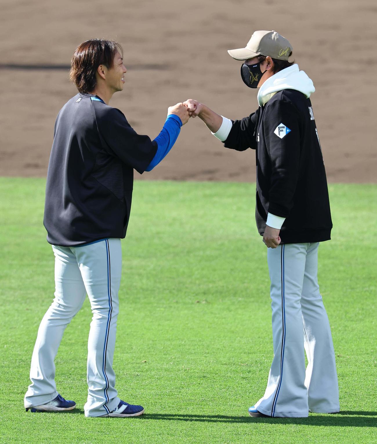 阪神対日本ハム　宮西（左）とグータッチをする新庄監督（撮影・上田博志）