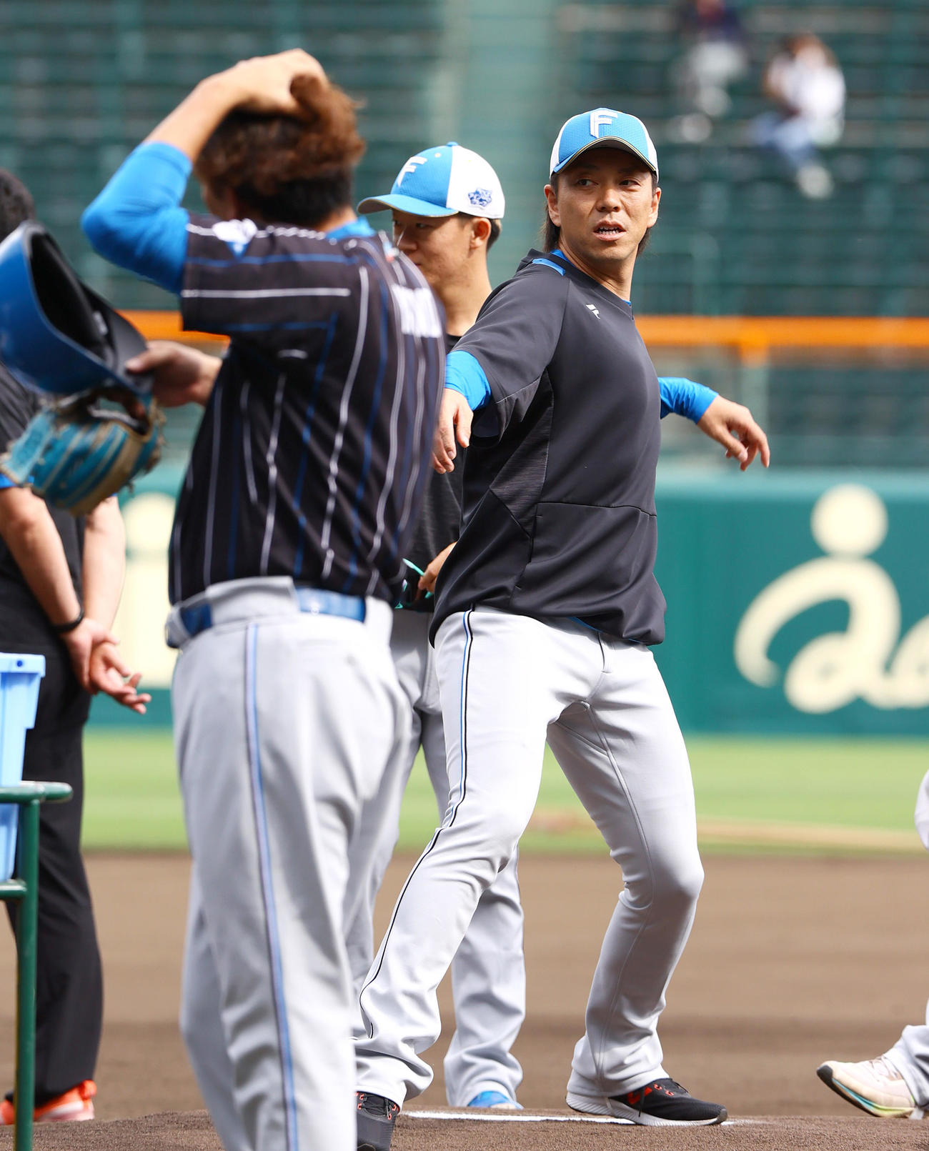 阪神対日本ハム　甲子園のマウンドを確認する日本ハム宮西（撮影・上山淳一）